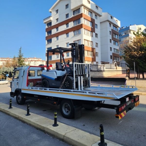 Eryaman forklift kiralama fiyatları için sahada çalışan forklift makinesi